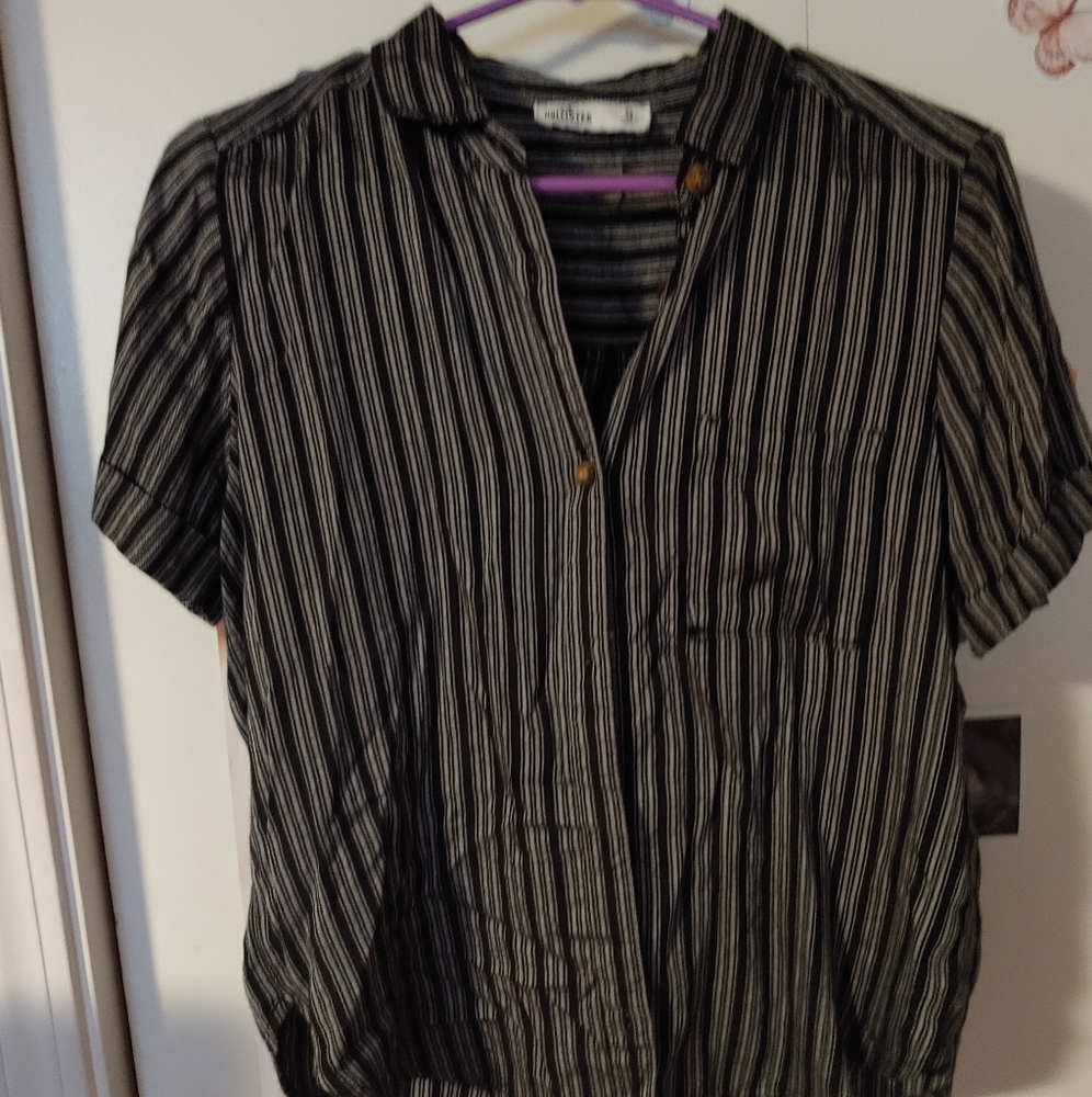 Black and white dtriped vollored short sleeve top